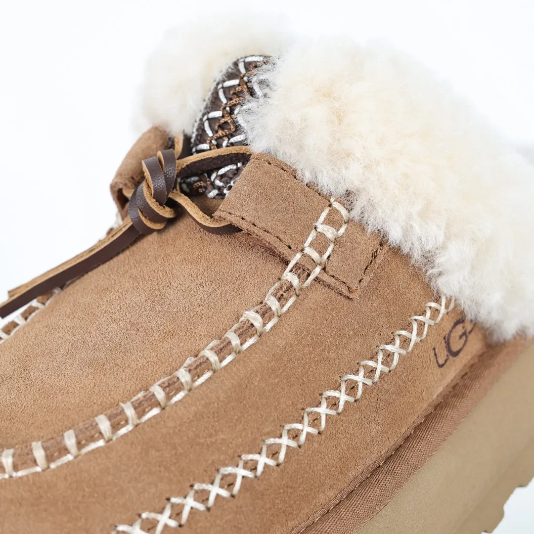 Pick up locally 💰580 Core recommendation with good price It is a very suitable choice for keeping warm in winter and at home. In the new year, uug has launched a series of styles, which are partial to the preferences of young consumers and have also moved to the forefront of fashion trends. Shoe body material Water-repellent coated suede upper 17mm UGGPURE™ implanted wool insole Lightweight non-slip comfortable rubber outsole With brand LOGO trademark Comes with a full set of packaging Size: 35 36 37 38 39 40